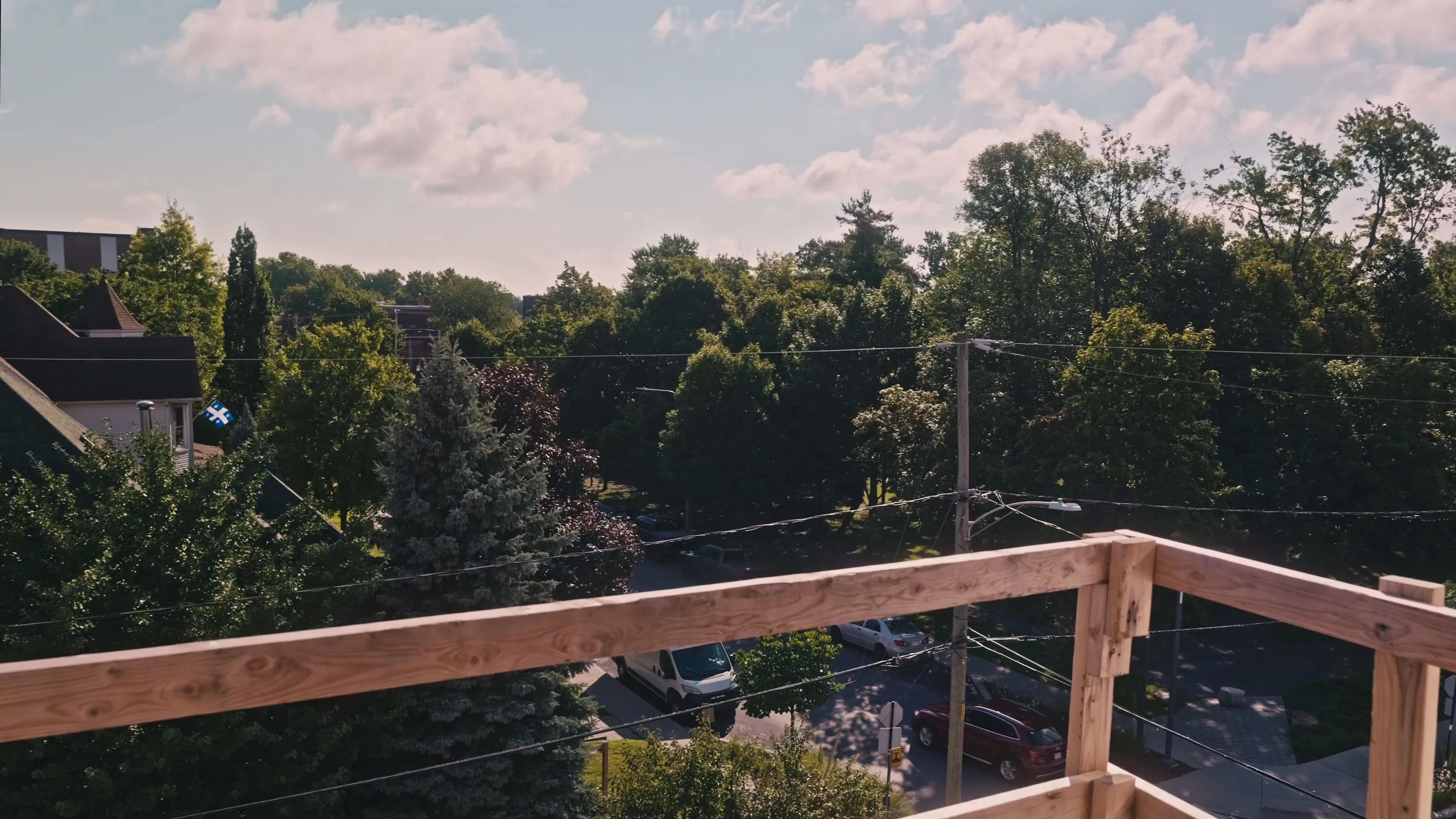 Vue sur le quartier depuis un balcon des étages supérieurs