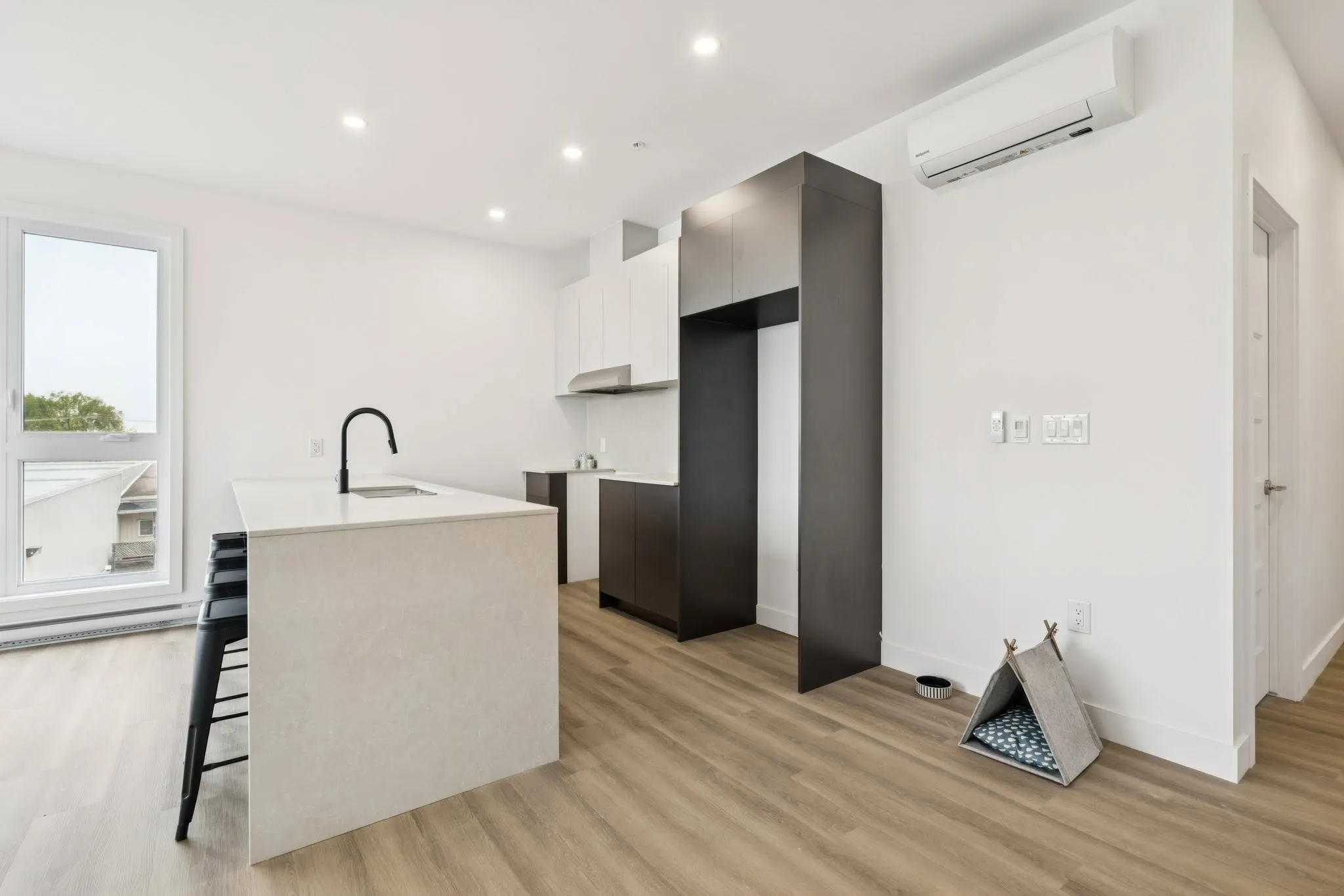 Cuisine à îlot de quartz avec colonne de rangement, logement vide