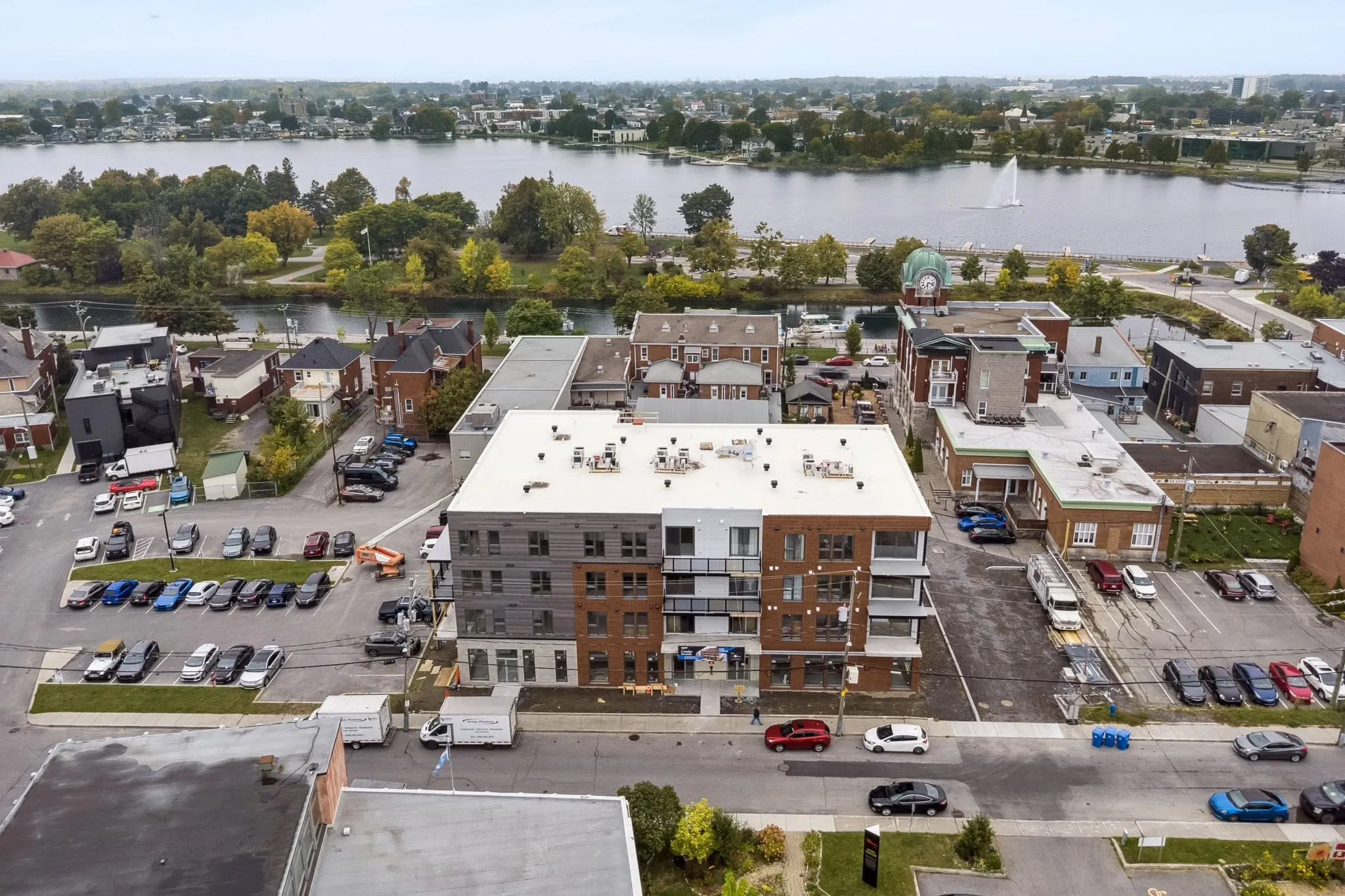 Vue aérienne de l'immeuble, la rivière Saint-Charles et l'hôtel de ville de Salaberry-de-Valleyfield à l'arrière-plan