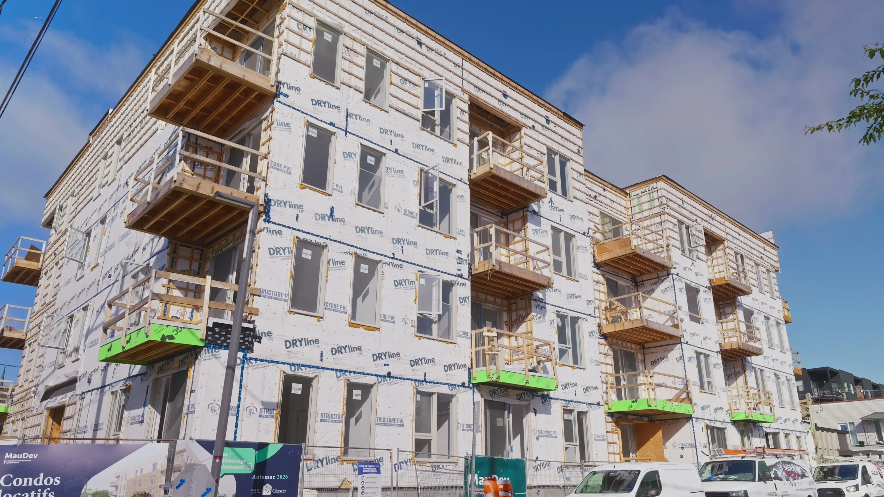 Façade d'angle du 116 Saint-Jean-Baptiste en construction, balcons de bois
