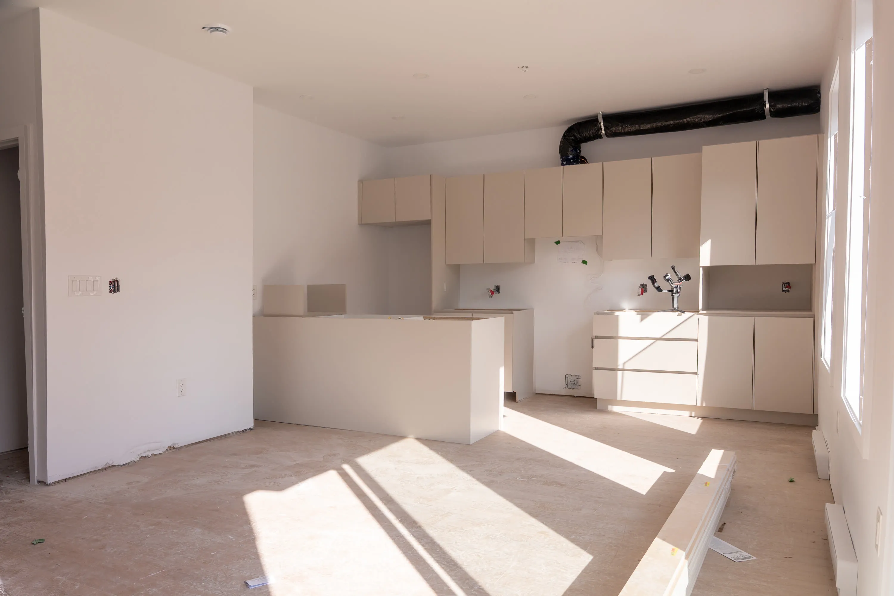 Cuisine en cours de finition, armoires en place et plancher non posé
