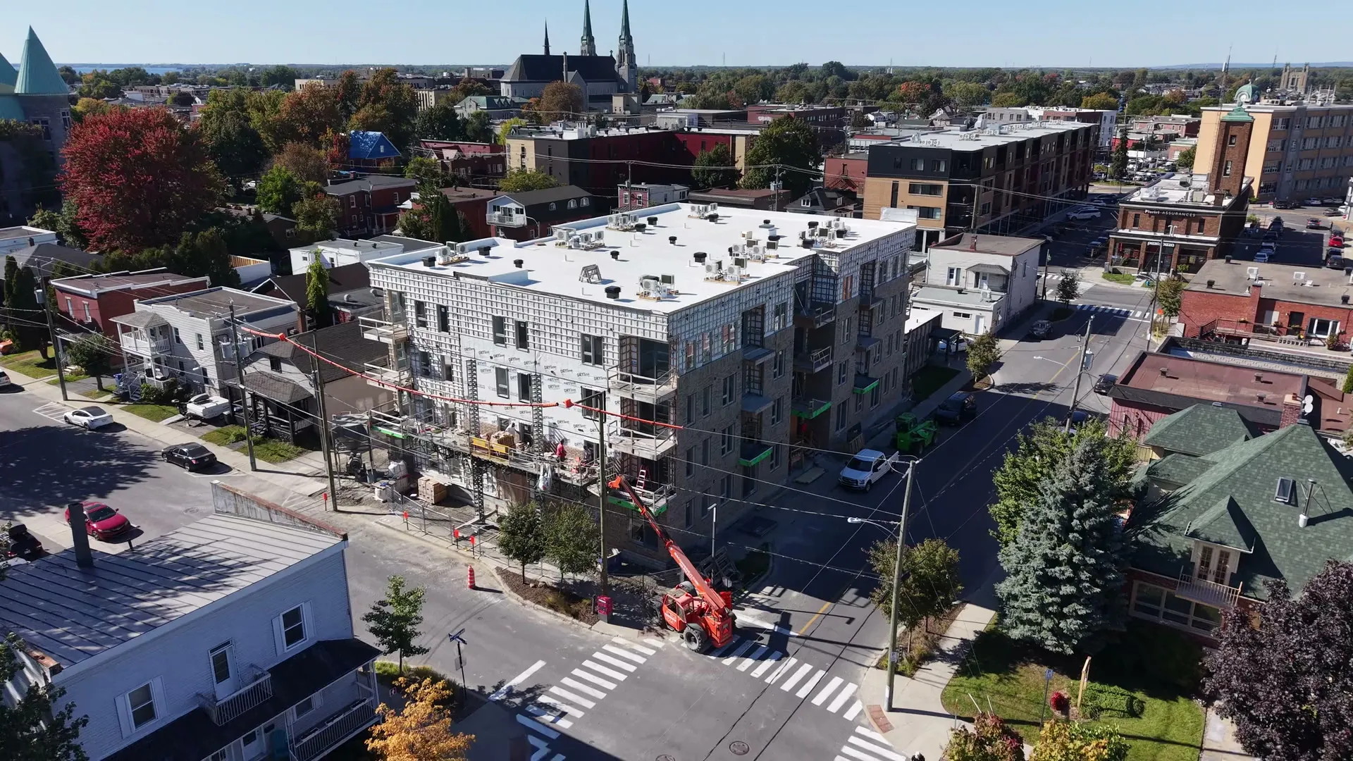 Façade d'angle du 116 Saint-Jean-Baptiste en construction, balcons de bois